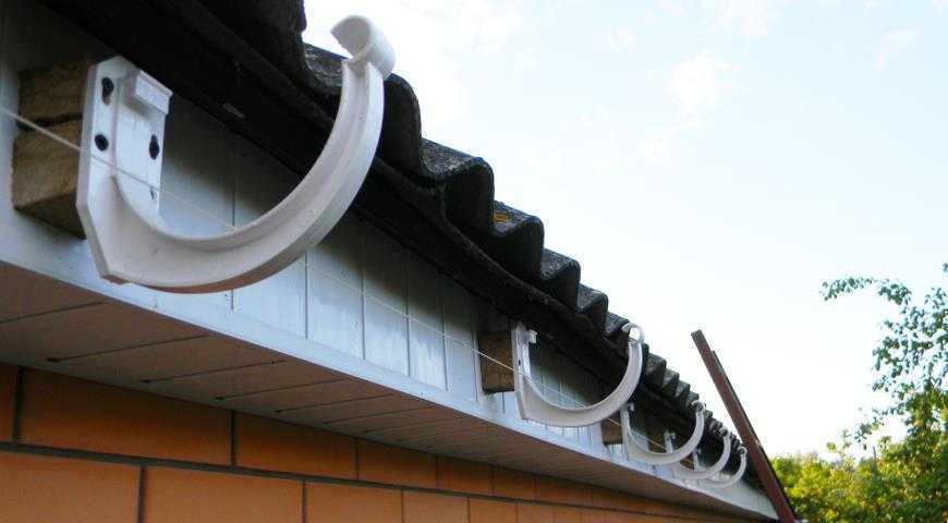 Нюансы монтажа пластикового водостока для крыши