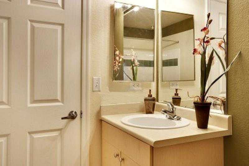 Какую дверь поставить в ванную комнату: выбираем лучший вариант | дизайн интерьера