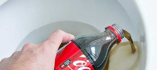 Как почистить унитаз кока-колой и отмоет ли газировка санфаянс?