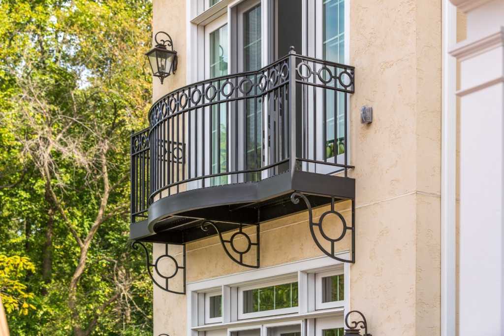 Французский балкон: узнайте преимущества и недостатки данного архитектурного объекта и решите, подходит ли он вам, 40 фото в статье помогут сориентироваться