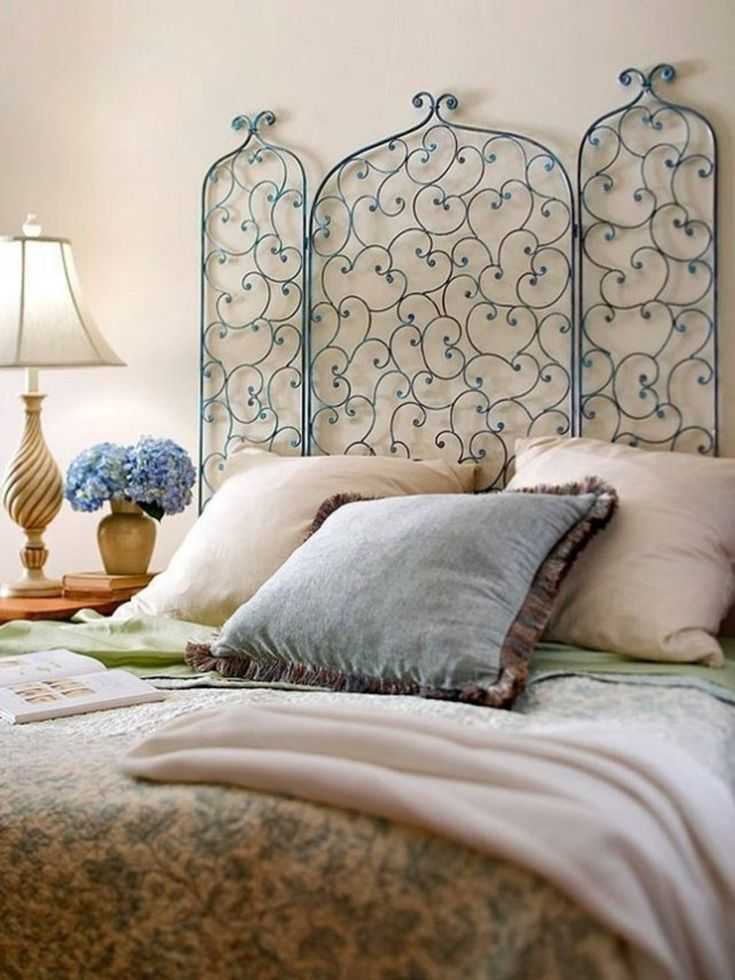 Как декорировать кровать, также двухъярусную, своими руками: как обновить старое ложе в спальне, как оформить спинку (изголовье) и стену над этим предметом мебели?