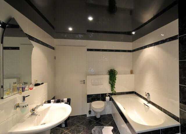 Какой потолок лучше сделать в ванной комнате: натяжной, реечный, подвесной? :: syl.ru