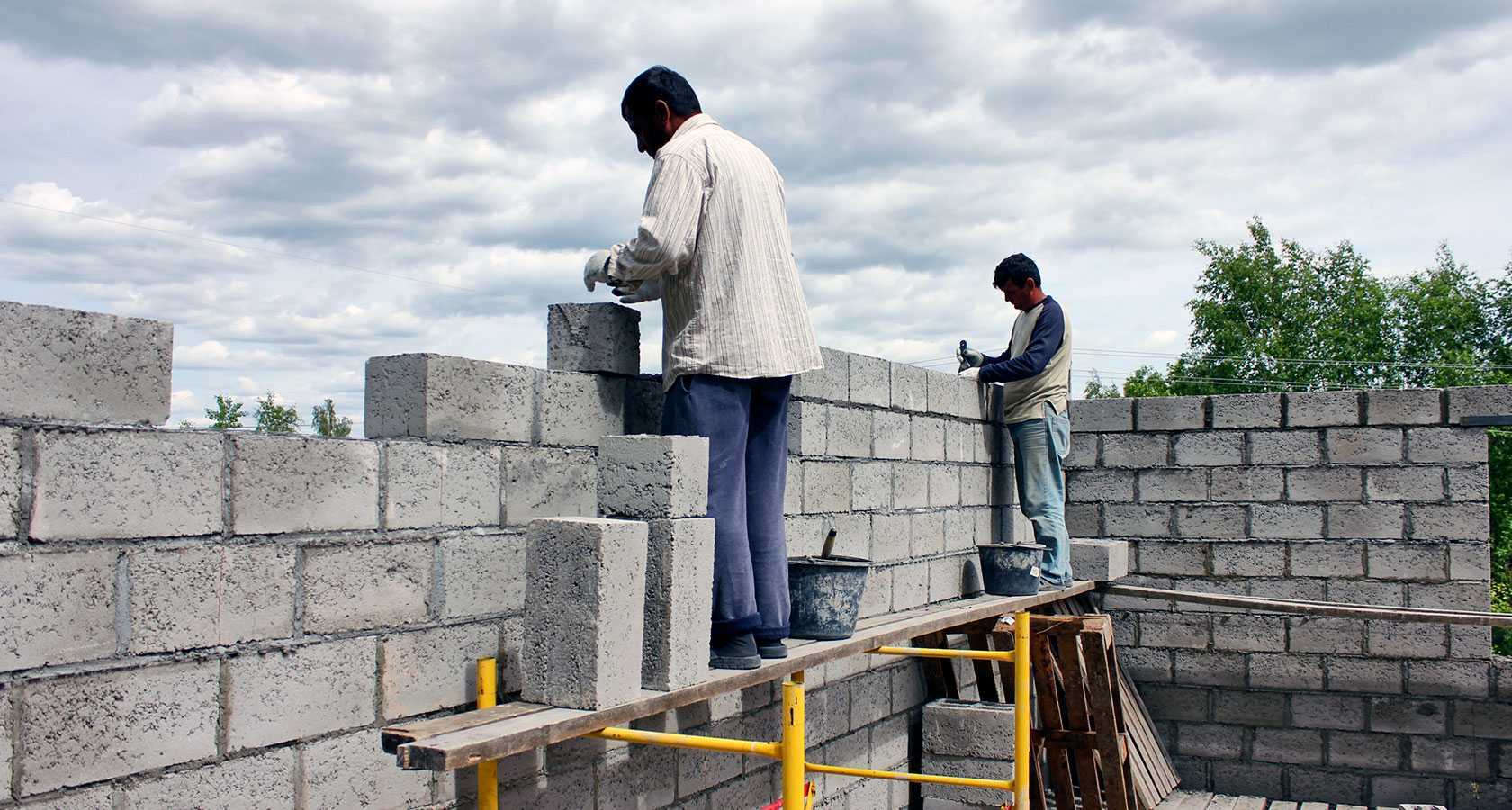 Дом из бетонных блоков: классификациия, размеры и строительство
