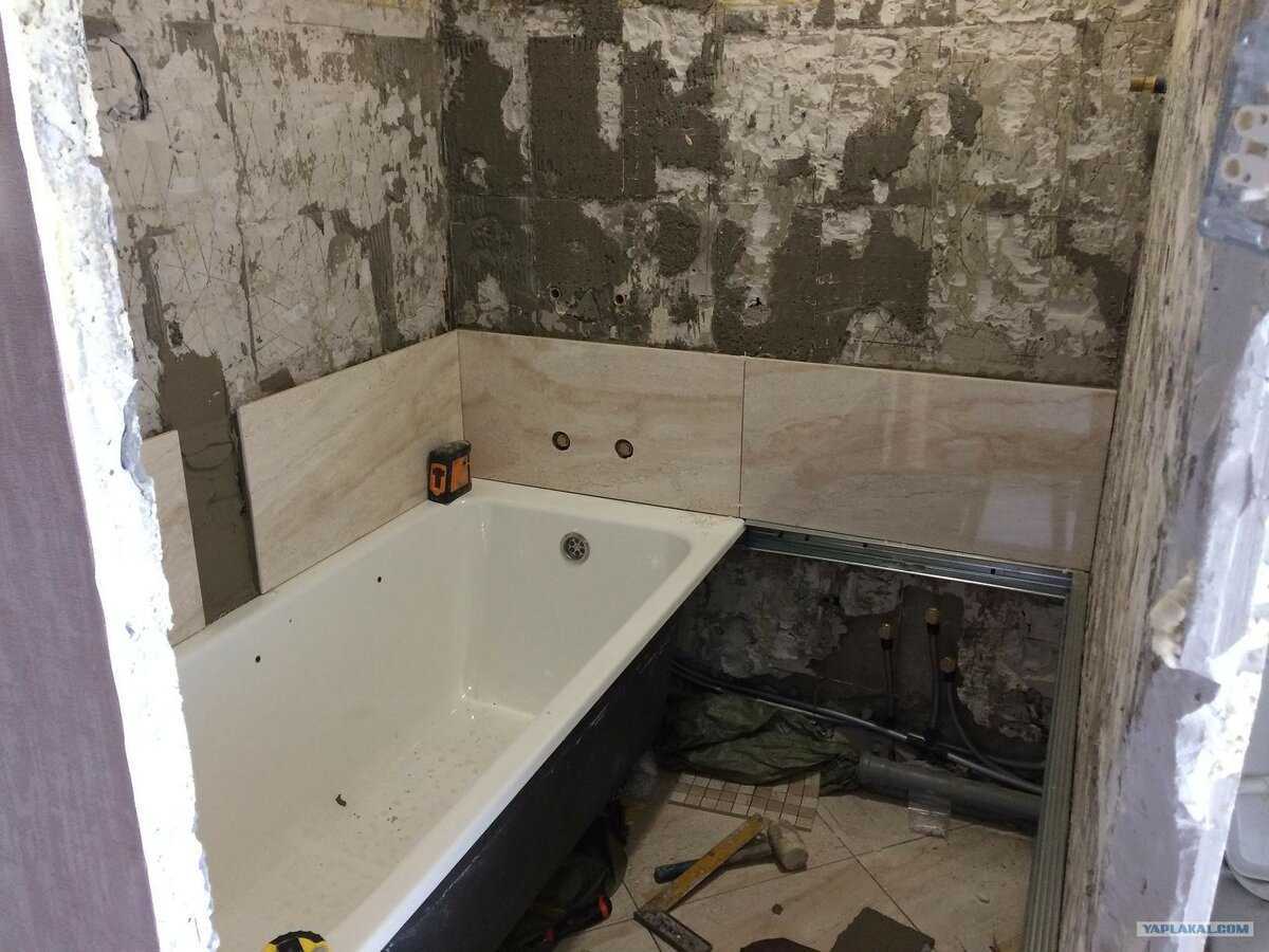 При проведении ремонтных работ обязательным процессом является отделка потолка в ванной Как можно оформить поверхность и какие наиболее подходят для данного помещения