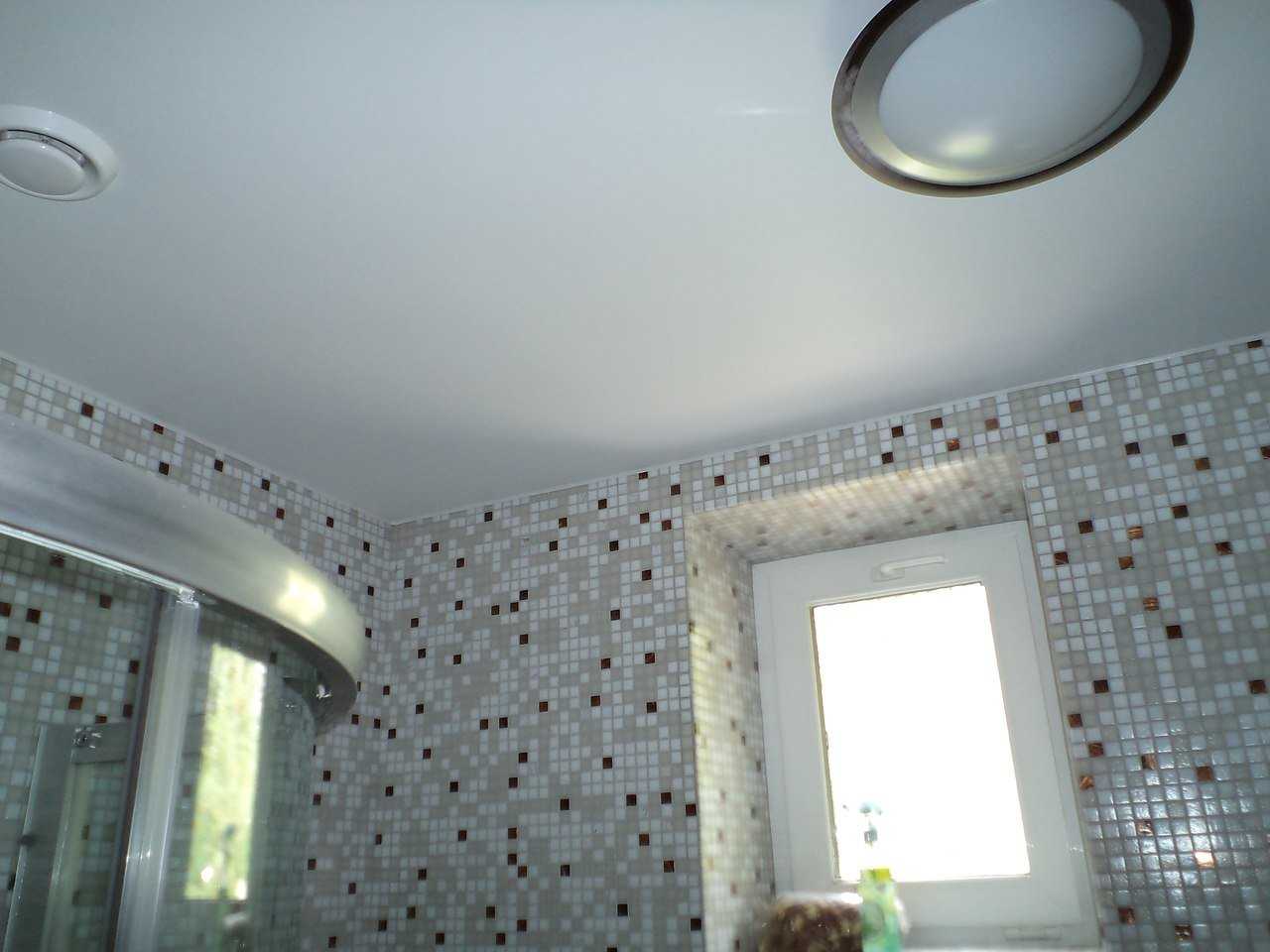 Какой потолок сделать в ванной комнате: советы профессионалов