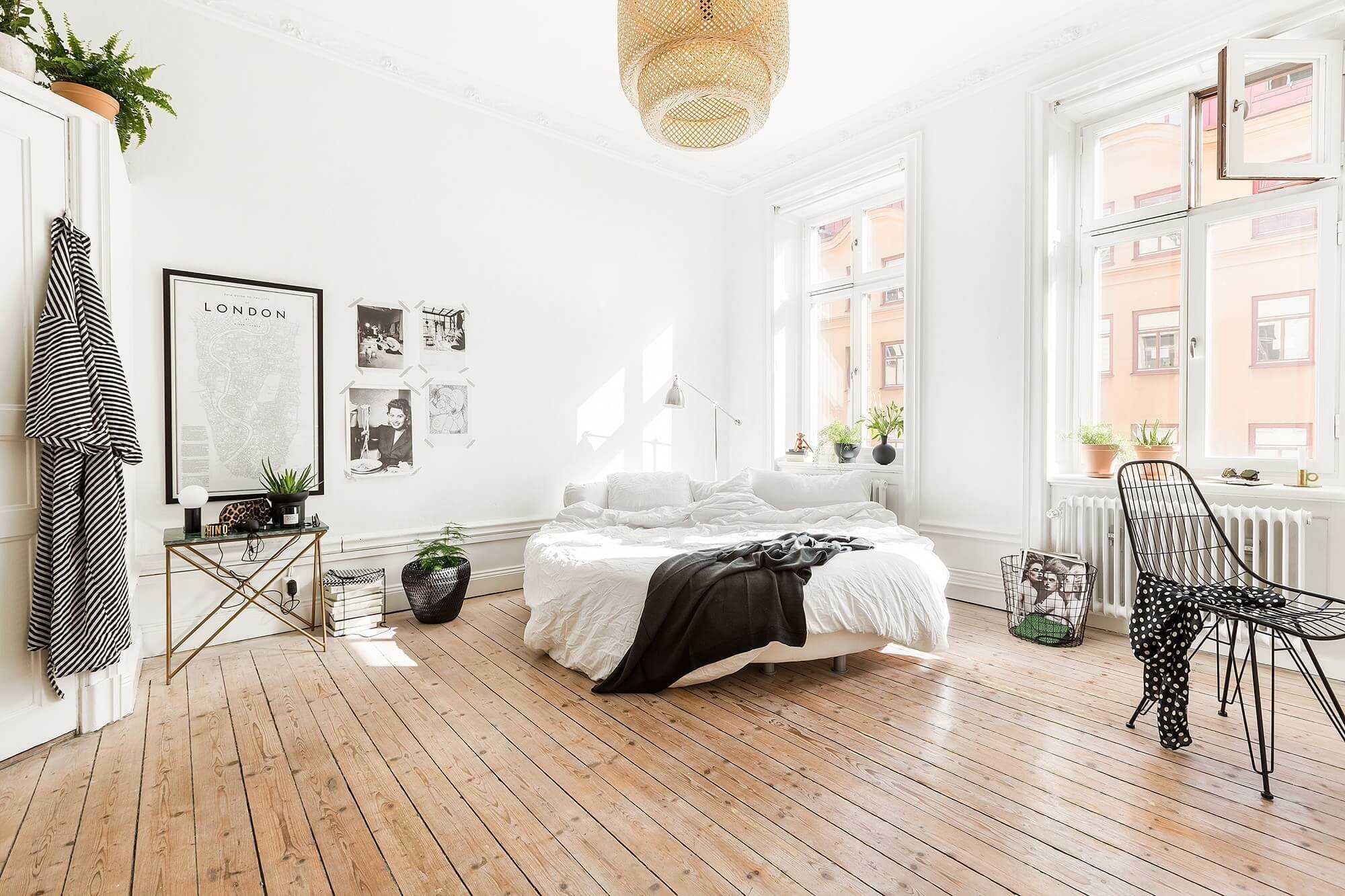 Интерьер спальни в скандинавском стиле 2021: новинки, с обоями, в серых тонах, с белой мебелью, реальные фото