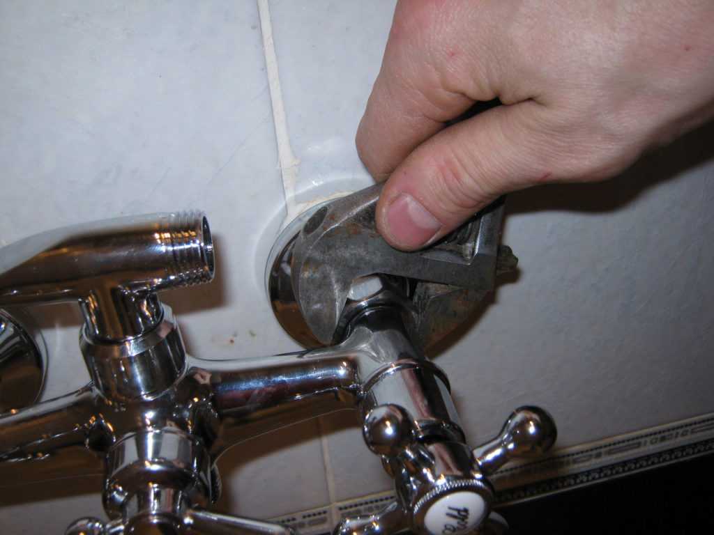 Установка смесителя в ванной: инструкции по монтажу на стену и на бортик ванны