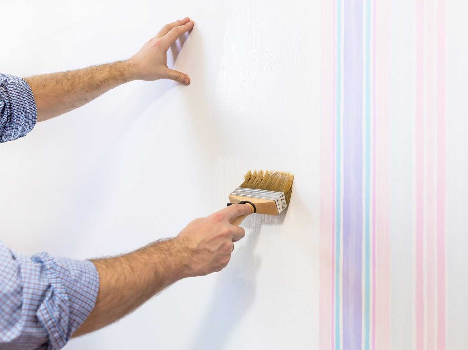 Простой способ создания красочной и яркой обстановки в доме: как красить обои под покраску без профессиональной помощи