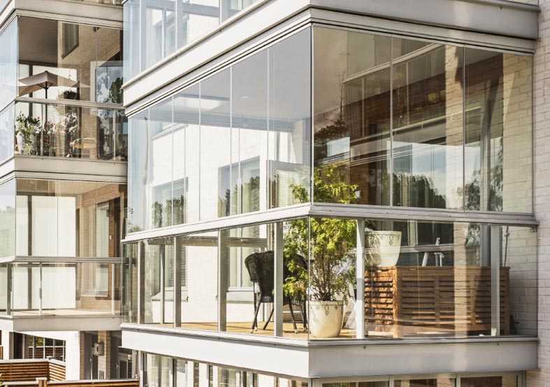 Безрамное остекление балконов и лоджий: особенности, преимущества и недостатки, рекомендации по установке