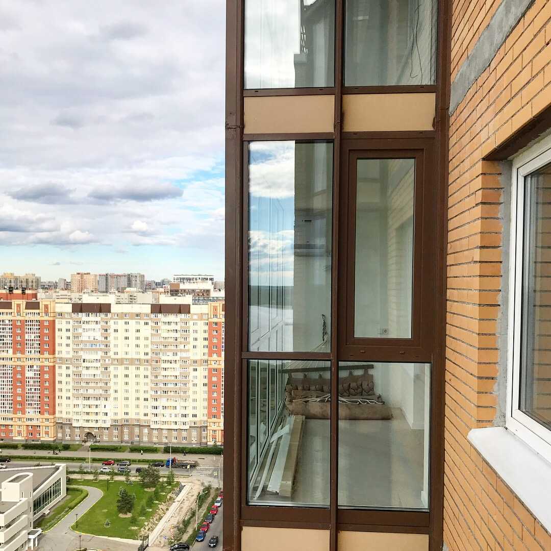 Витражное остекление балкона, суть и особенности конструкции