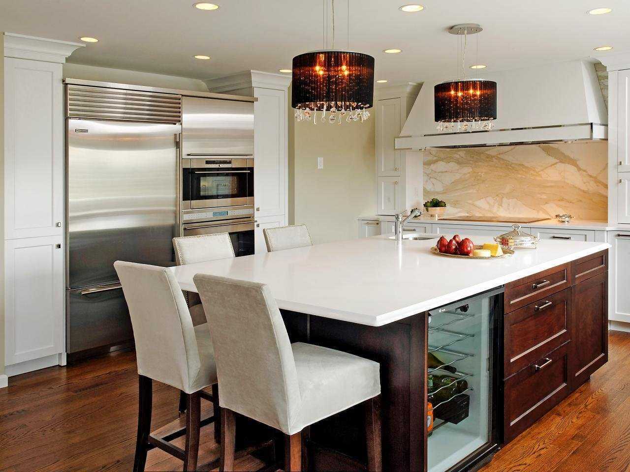 Кухонный остров с обеденным столом, барной стойкой и системой хранения в частном доме: варианты оформления в современном стиле
 - 26 фото