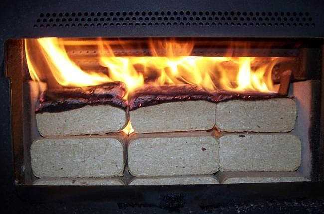 Как правильно топить печь - дровами, углем, брикетами, опилками зимой, в мороз, какое топливо лучше выбрать, отапливание бани, как разжечь, как топить кирпичную, русскую, с водяным отоплением, металли