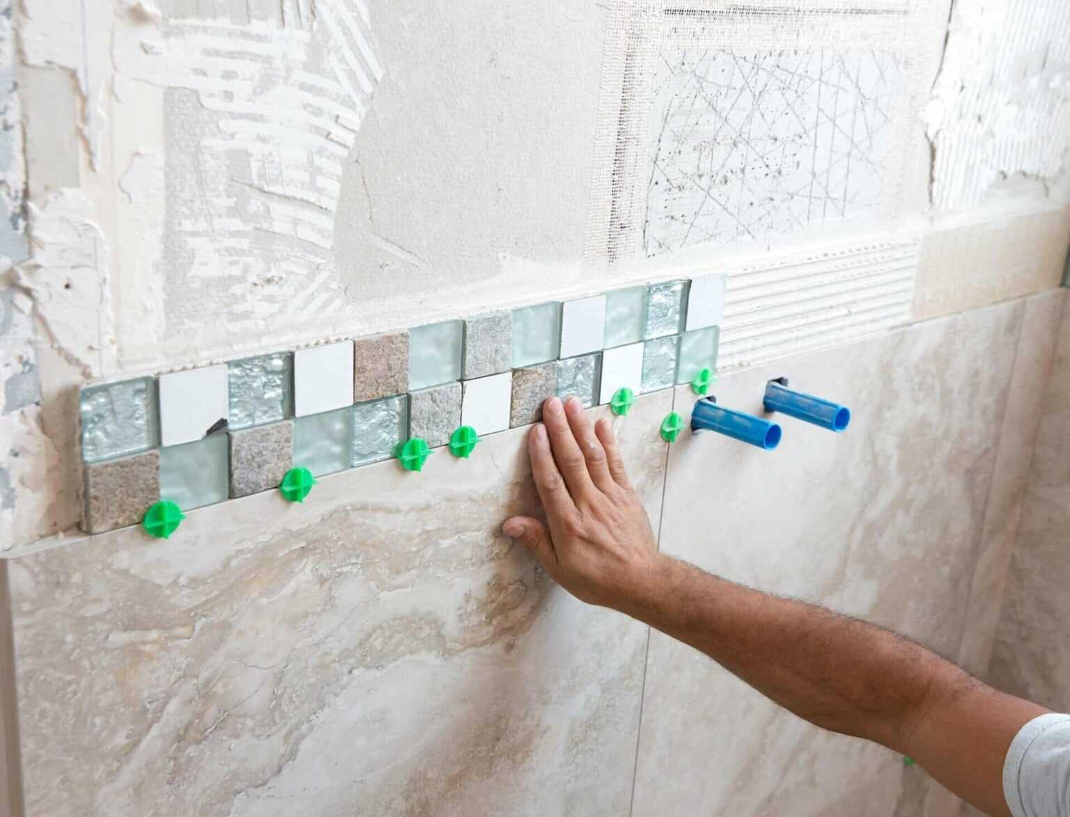 Выравнивание стен в ванной под плитку: штукатуркой или гипсокартоном (видео)