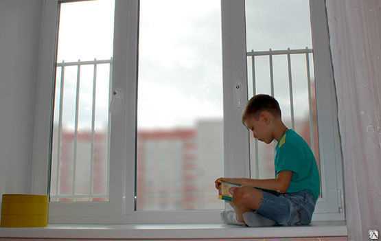 Защитные решетки на окна решают несколько важных задач по обеспечению безопасности детей от случайного выпадания из окна, предотвращают несчастные случаи, а также выполняют декоративную функцию Разновидности готовых иисамодельных конструкций