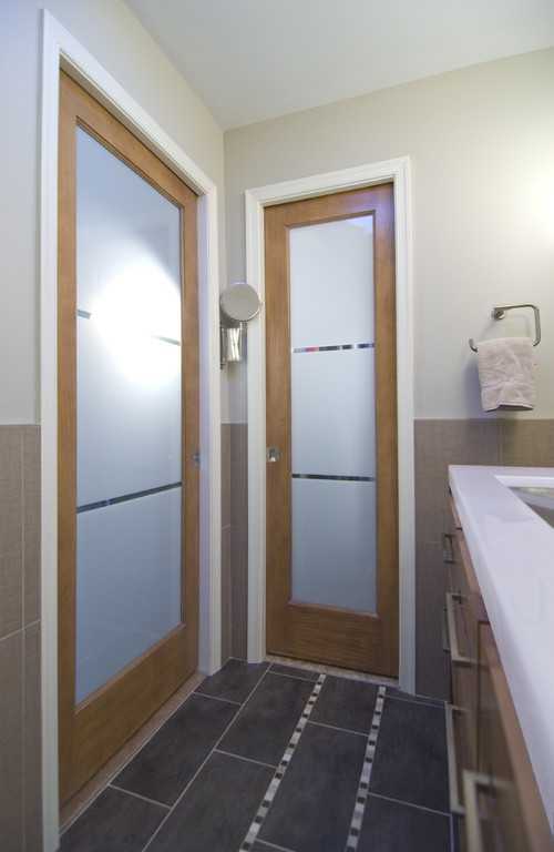 Межкомнатные двери в ванную и туалет: 8 советов по выбору