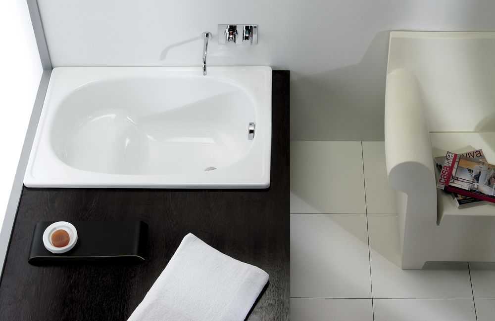 Угловая ванна в маленькой ванной комнате: интересные дизайнерские решения с фото