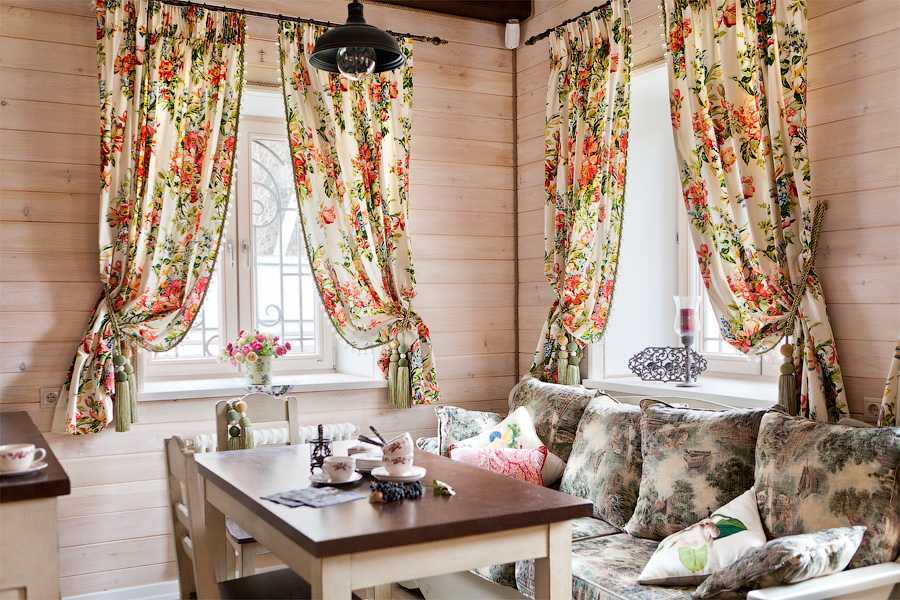 Дизайн штор, занавесок, гардин для маленьких окон в деревянном (бревенчатом) доме для кухни, гостиной и спальни