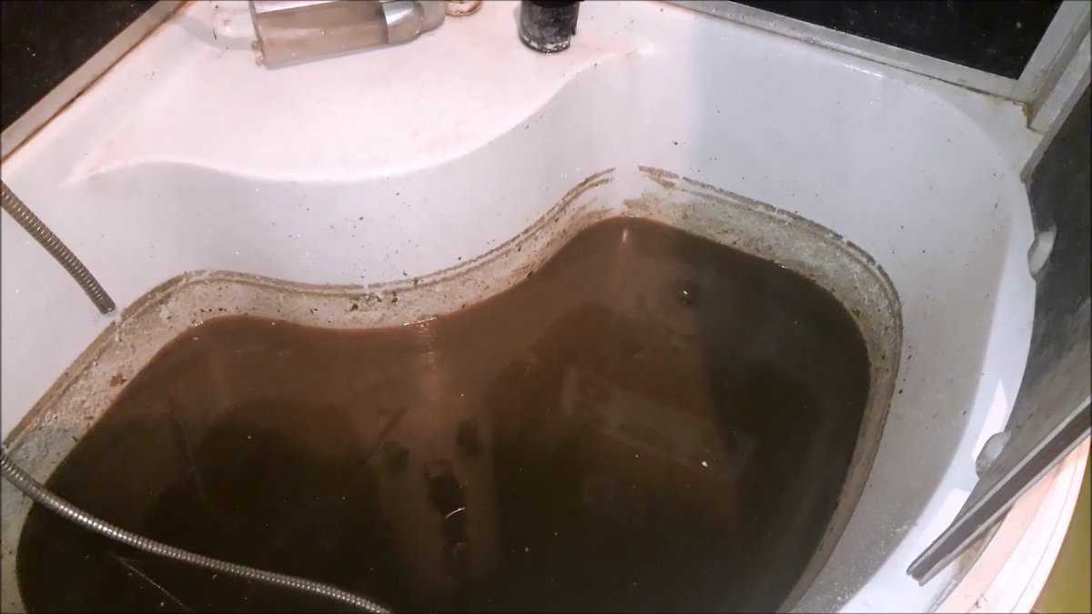 Почему пахнет канализацией в ванной и что при этом делать