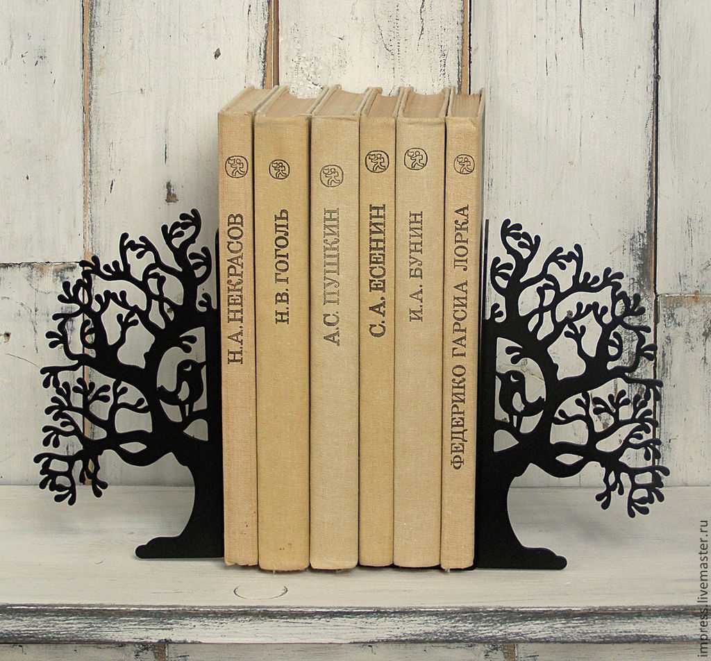 Книга в форме дерева. Держатель для книг дерево. Держатель для книг из дерева. Креативные подставки для книг. Держатель для книг из фанеры.