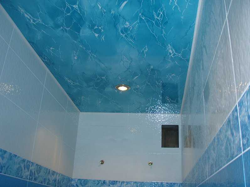 Можно ли делать натяжной потолок в ванной комнате – выбор правильного материала