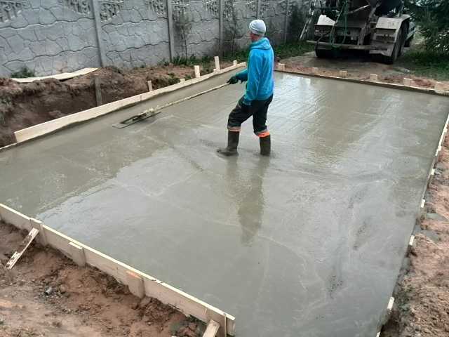 Можно ли заливать бетон в дождь при возведении ленточного фундамента