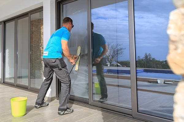 Нюансы и рекомендации, чем отмыть окна после ремонта