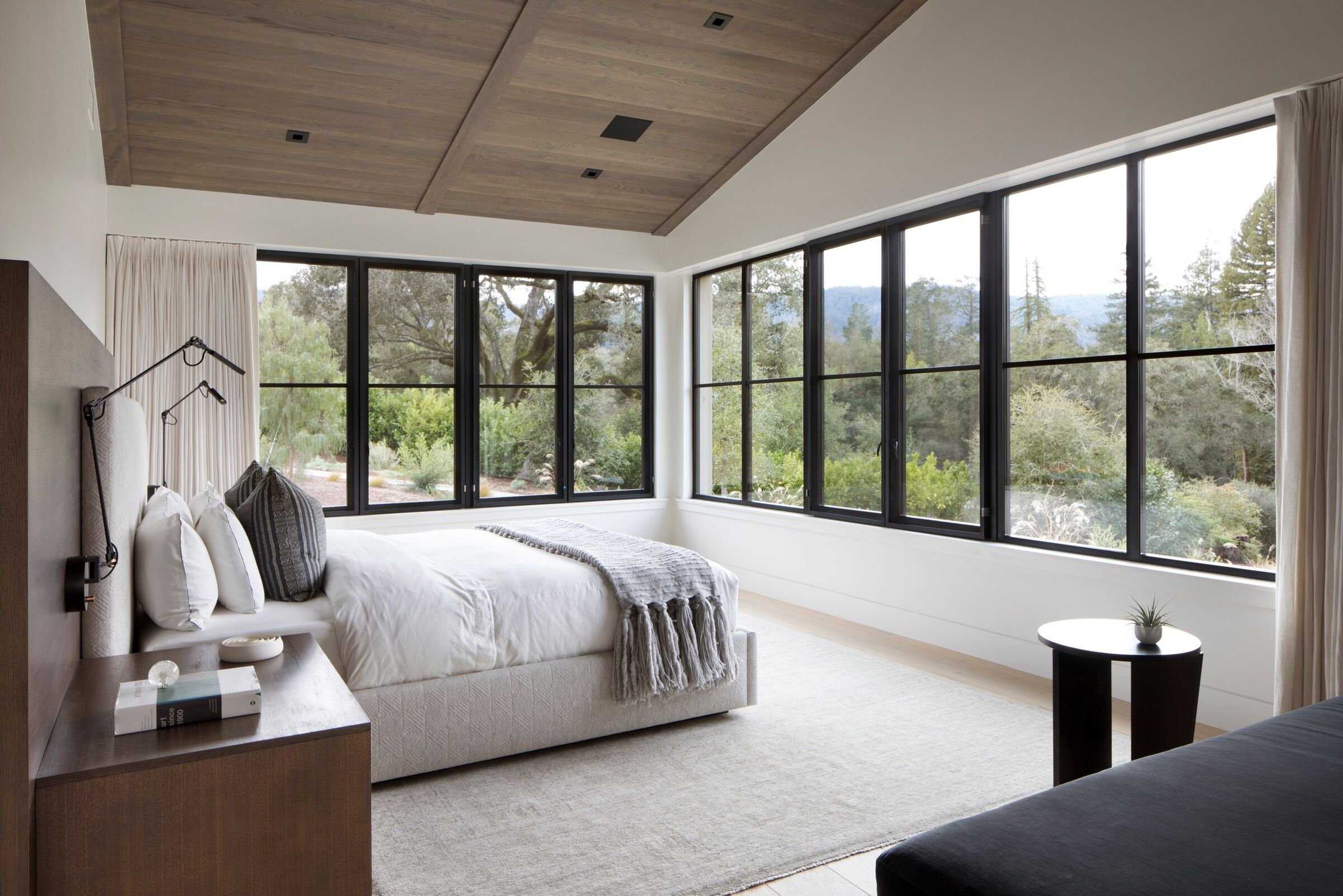 Гостиная с двумя окнами — особенности в дизайне интерьеров