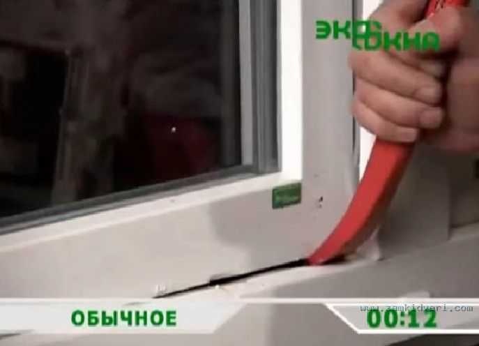 Рассматриваются способы, как открыть пластиковое окно снаружи с помощью подручных инструментов, чтобы не повредить стеклопакет Как открыть пластиковую балконную дверь снаружи если забыли ключи в квартире