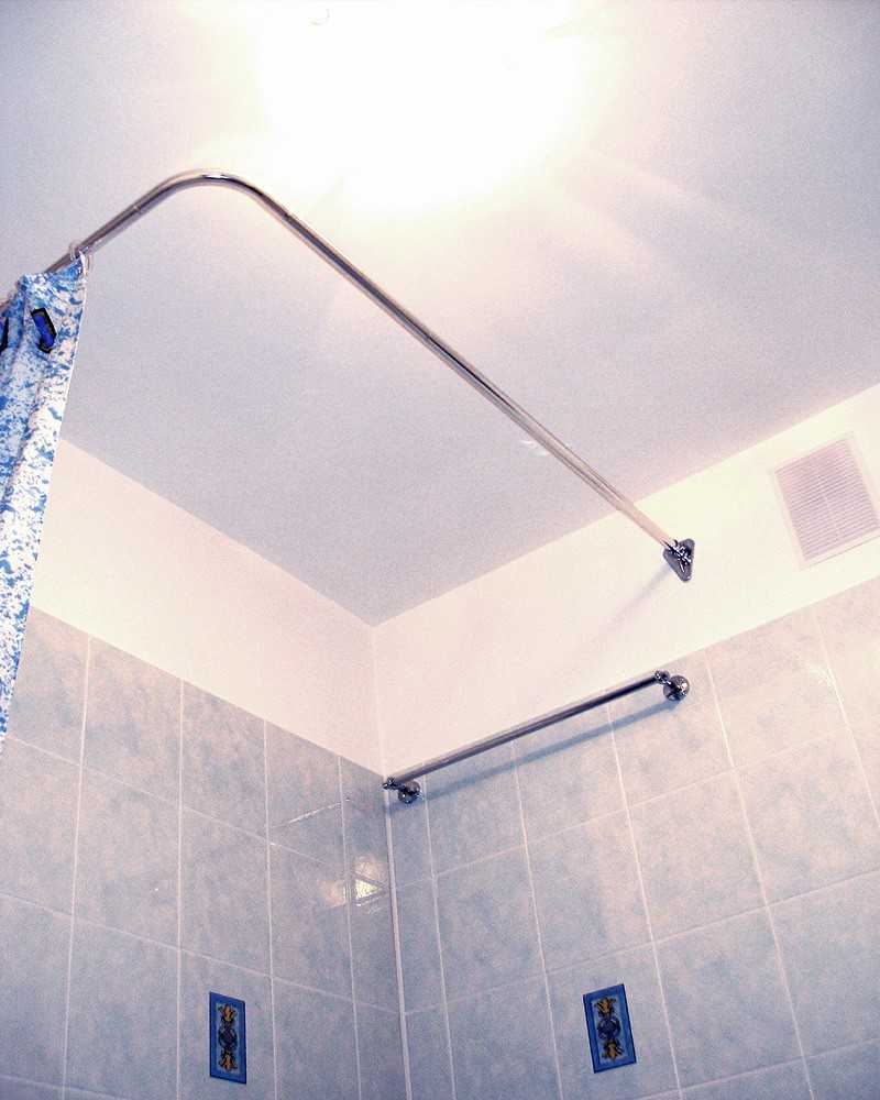 Практичные шторки для ванной: особенности выбора