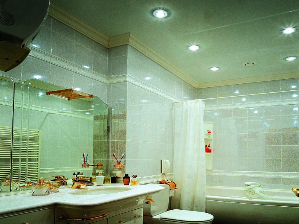 Как выбрать лучший вариант для потолка в ванной: обзор материалов и способов отделки, их плюсы и минусы