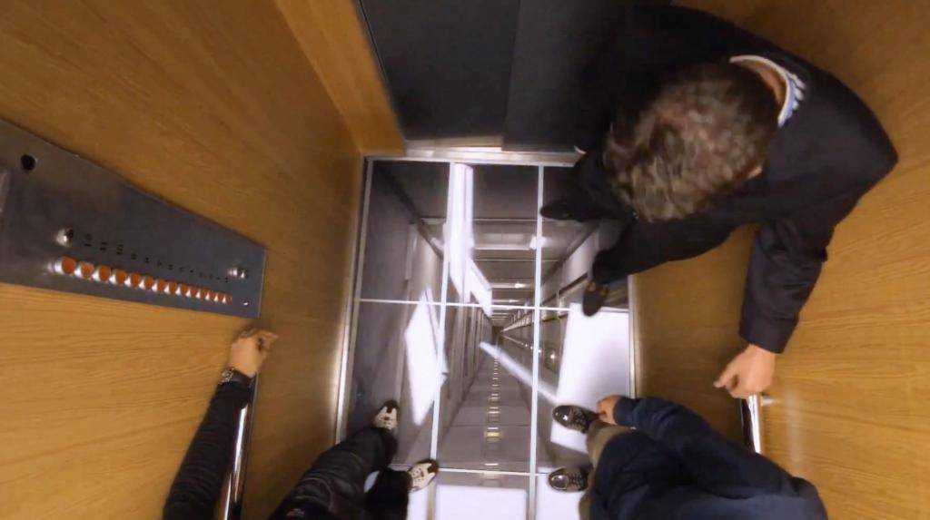 Можно ли выжить в падающем лифте и как это сделать