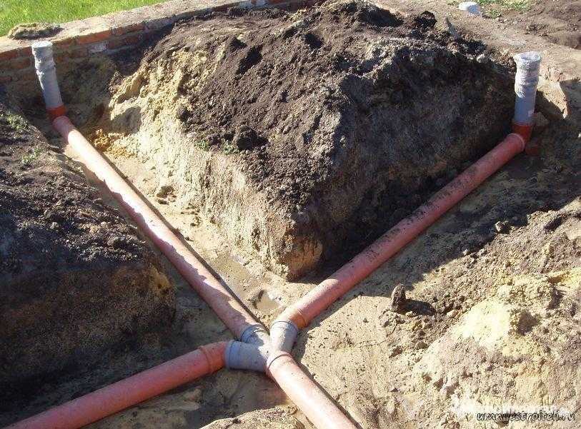 Укладка канализационных труб в траншею – все тонкости процесса. как правильно укладывать канализационные трубы в землю на загородном участке