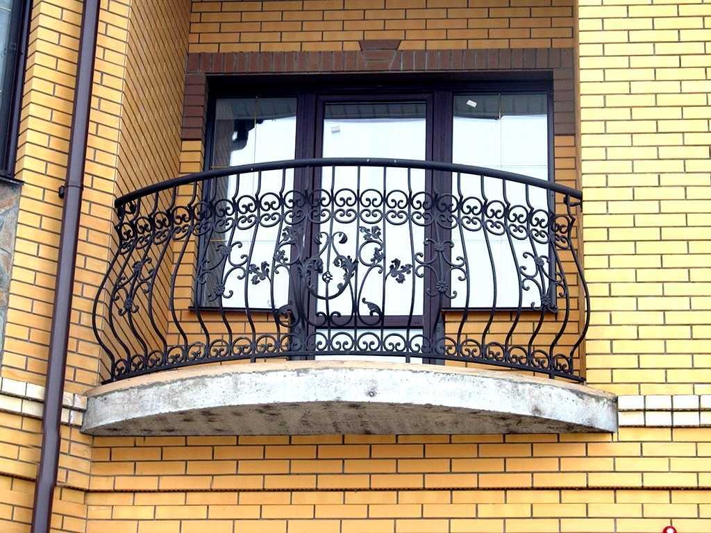Французский балкон: история возникновения, особенности конструкции, фото красивых вариантов