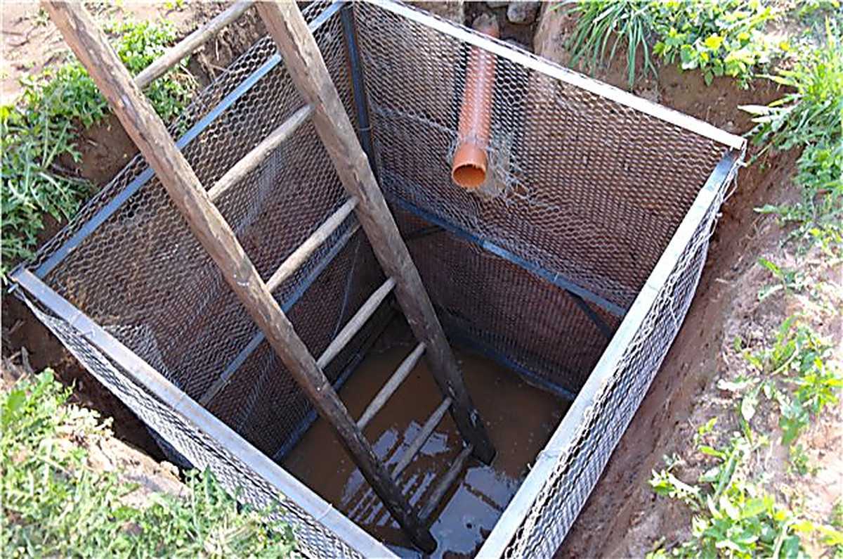 Как укрепить выгребную ямупри обвале стенок и продлить срок эксплуатации выгреба / выгребная и сливная ямы / системы канализации / публикации / санитарно-технические работы