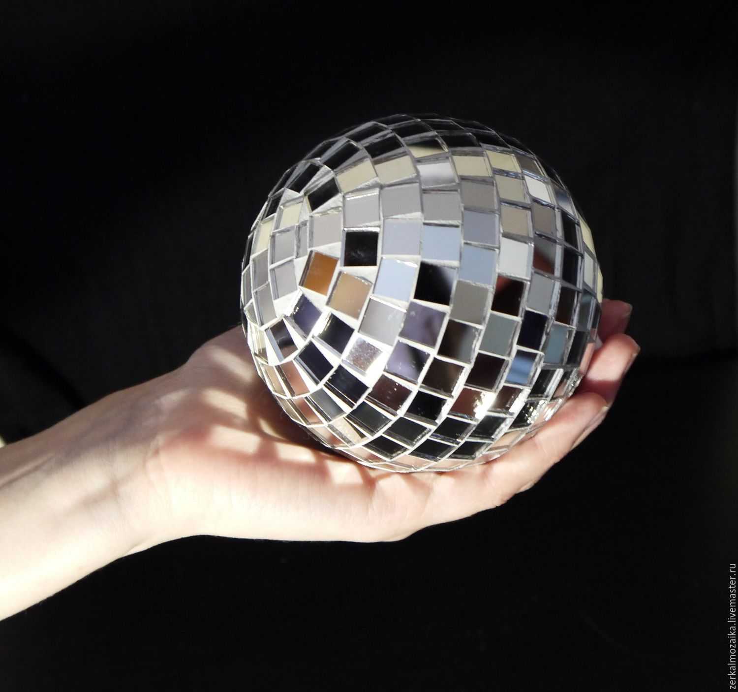 Многие из нас помнят времена, когда на всех танцполах правила музыка в стиле диско Неотъемлемым элементом тех времен был зеркальный диско- шар Если вы помните и любите это время, попробуйте изготовить диско-шар в своей квартире