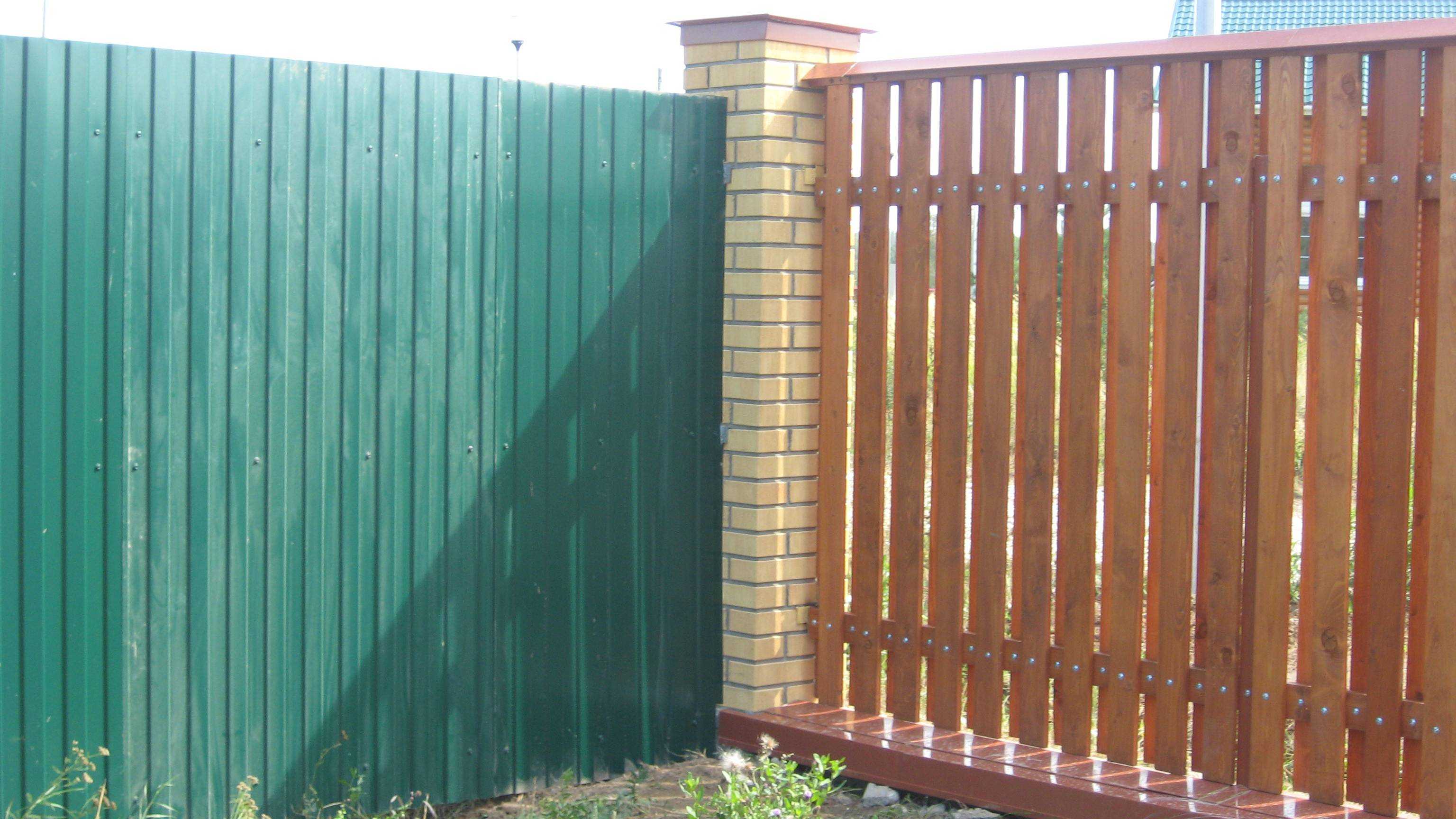 Какой забор лучше деревянный или профнастил