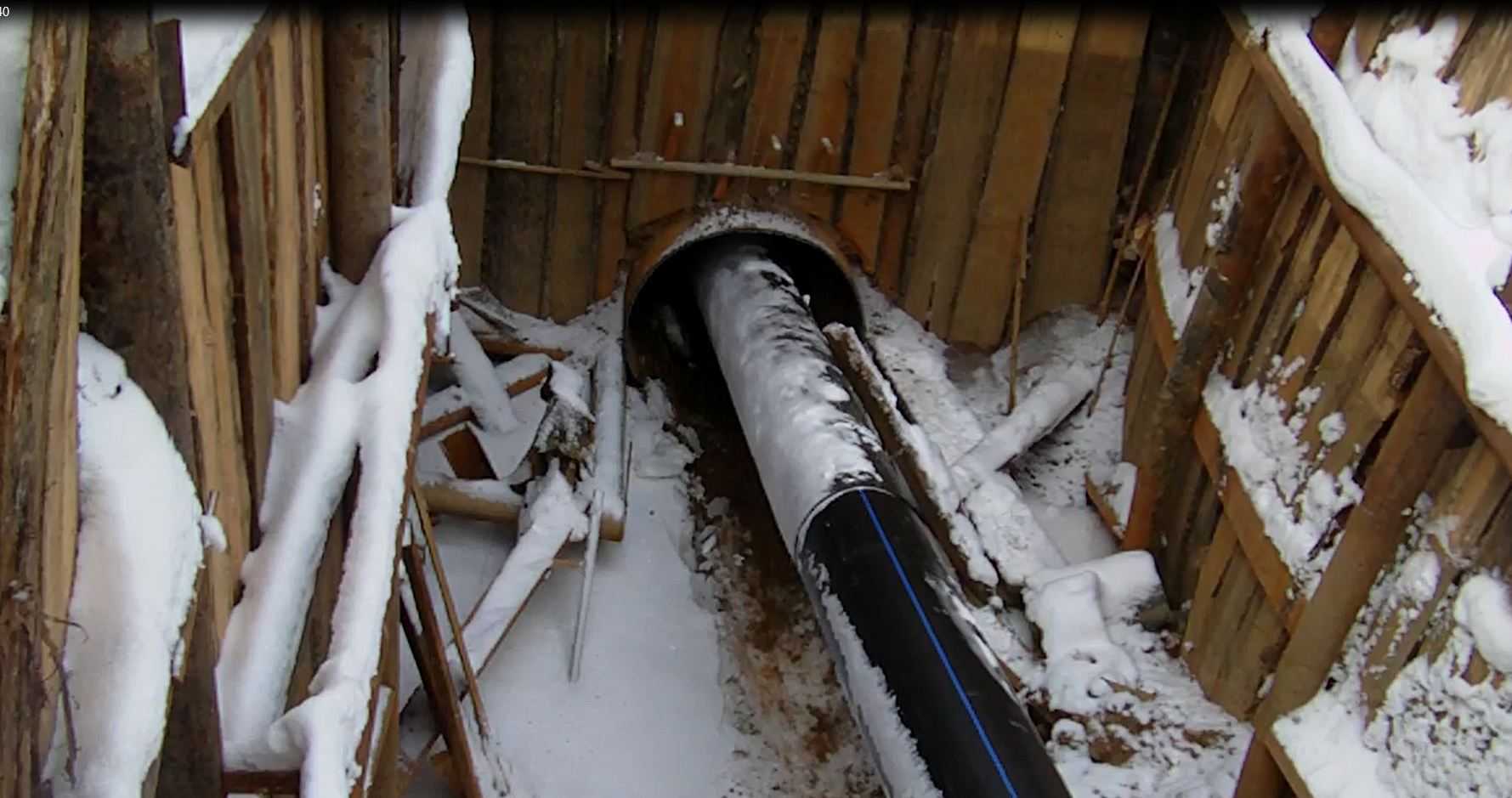 Почему замерзают трубы. Зимний водопровод. Канализационная труба в земле. Труба утепленная для водопровода под землю. Замерзшие трубы водопровода.