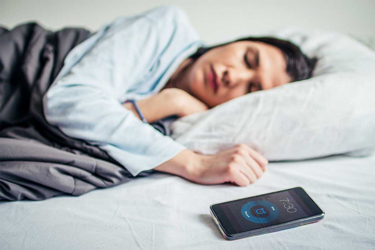 Чем опасно спать рядом с телефоном