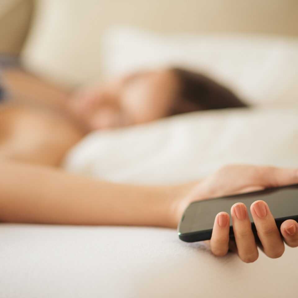 Почему смартфон во время зарядки нельзя держать под подушкой