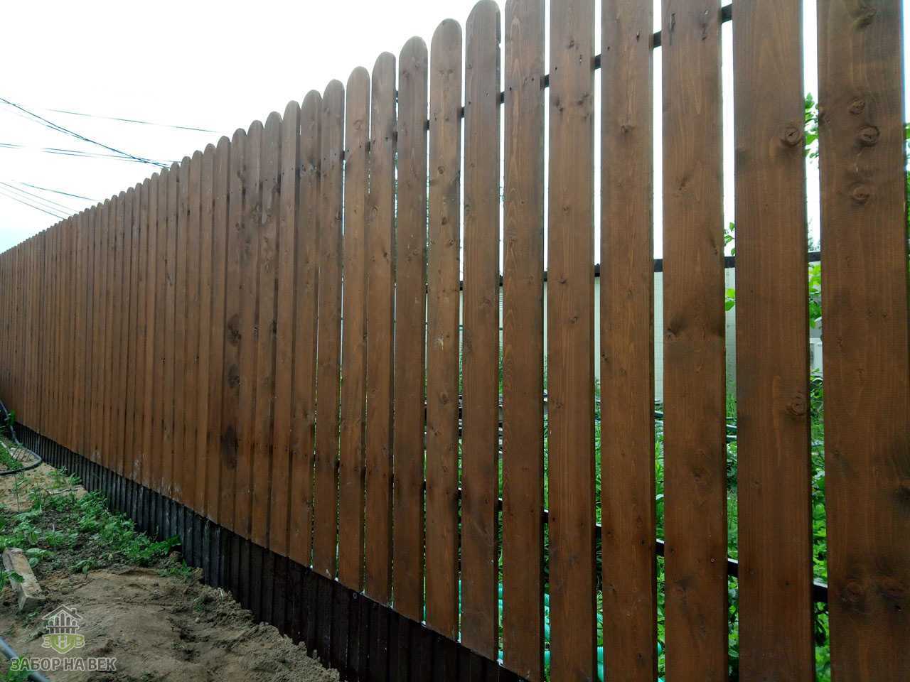 Сколько стоит метр деревянного забора. Забор штакетник деревянный. Сплошной забор из дерева. Забор СИЗ деревянного штакетникап. Деревянный забор на металлических Столбах.