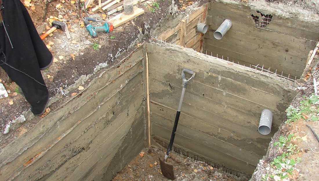 Несколько способов сделать выгребную яму на загородном участке своими руками