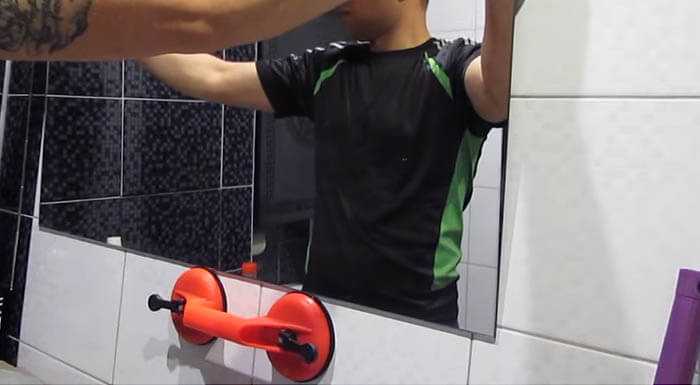 Как повесить зеркало в ванной на плитку