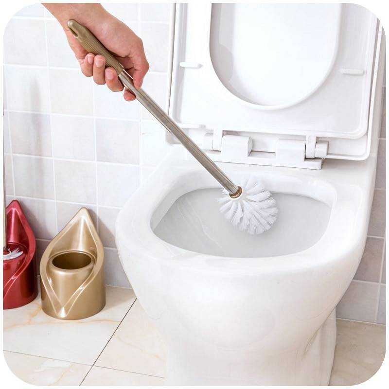 Используя ершик для туалета, можно без труда поддерживать чистоту помещения Но для этого важно учесть материал изготовления, его форму и способ размещения