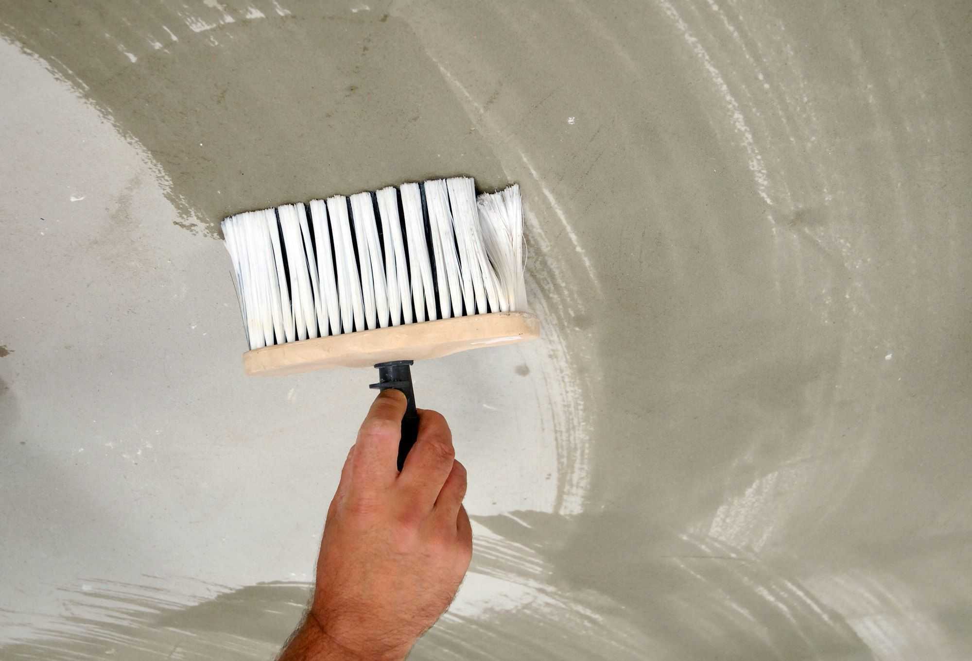 Как покрасить бетонную стену: выбор краски, порядок работ