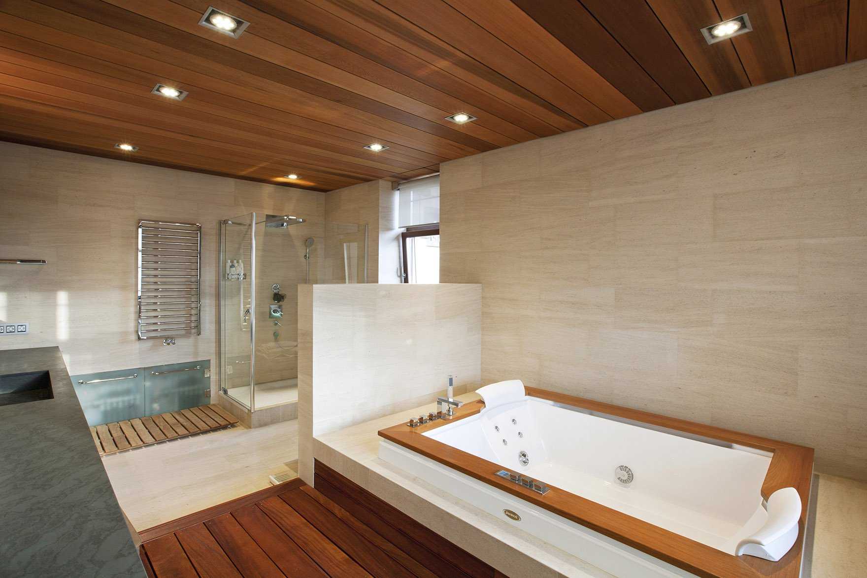 Пластиковый потолок в ванной: инструкция по отделке и оформлению потолка панелями (125 фото)