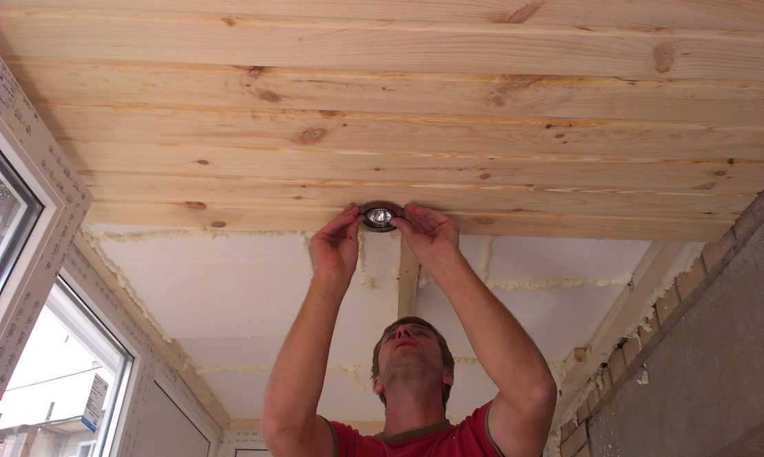 Вагонка на потолок своими руками, как правильно сделать укладку  и отделку, как прибивать материал, особенности монтажа, детали на фото и видео