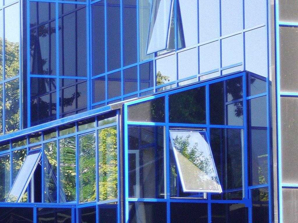 Конструкции из стекла, где применяется алюминиевый профиль – примеры и фото Указаны типы остекления разных помещений Где уместен алюминий в разных стеклянных конструкциях