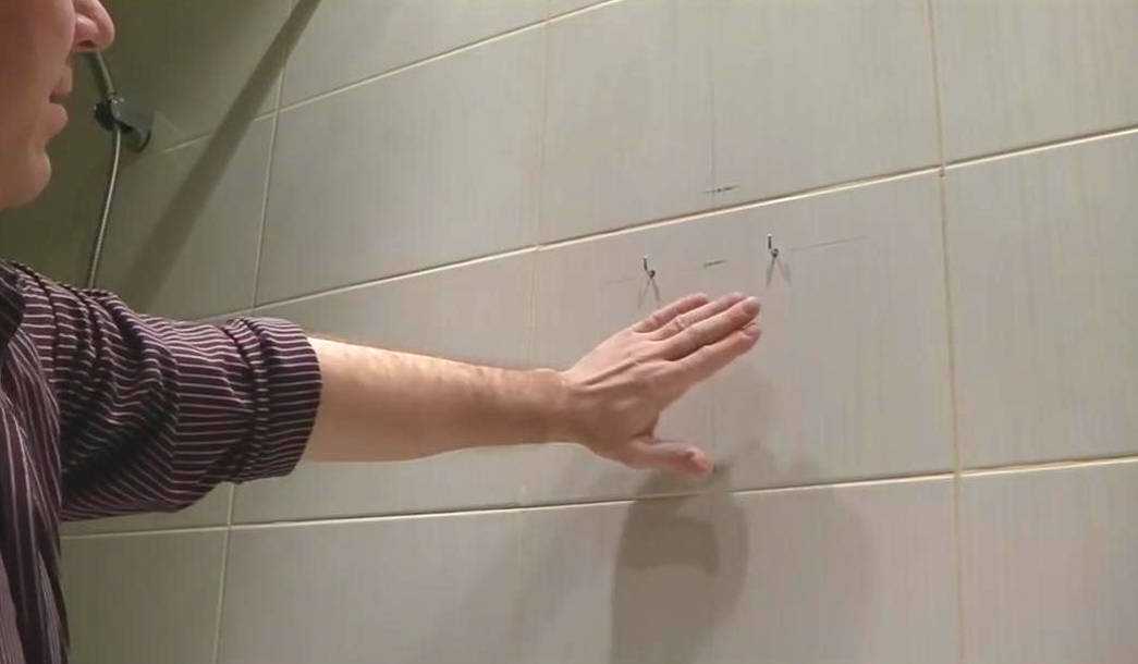 Как правильно повесить зеркало к стене в ванной на плитку