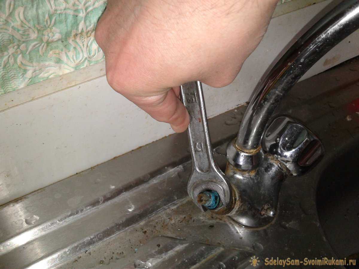 Из-за чего течет сифон под раковиной и как его починить?