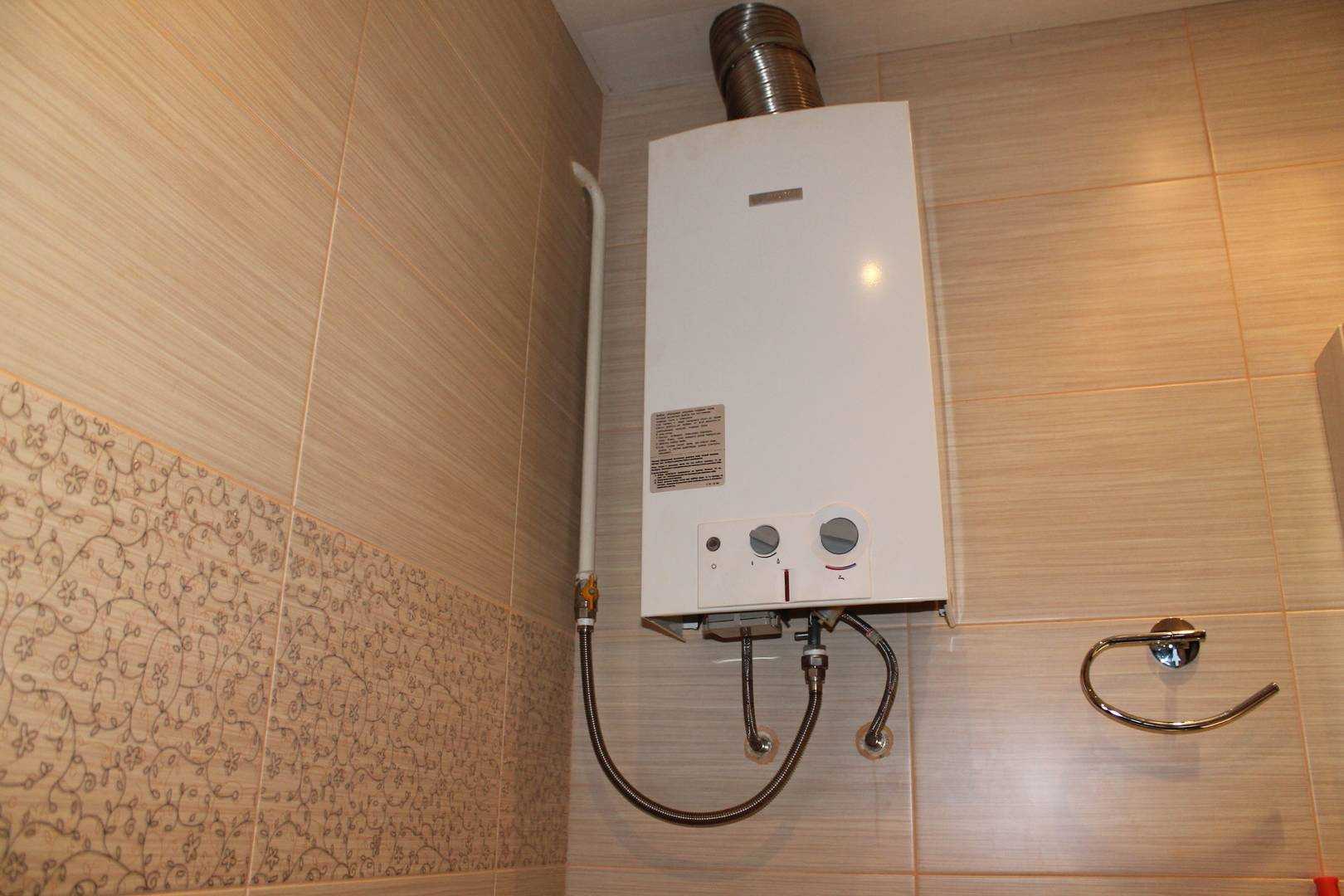 Отделка ванной комнаты с газовой колонкой пластиковыми панелями